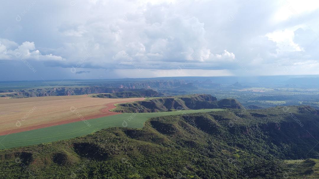 Linda vista aerea campo plantio agropecuaria paisagem céu nublado