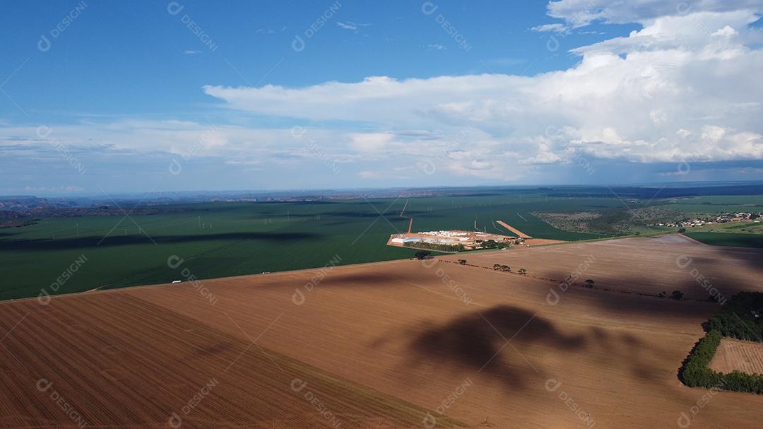 Linda vista aerea campo plantio agropecuaria paisagem céu nublado