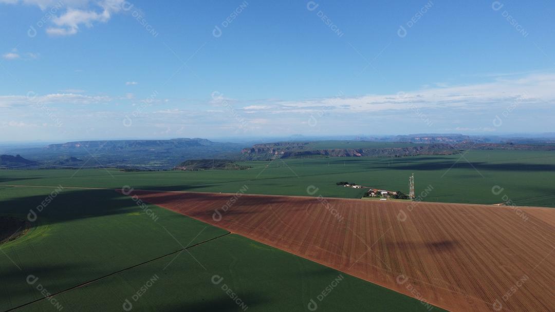 Linda vista aerea campo plantio agropecuaria paisagem céu nublado