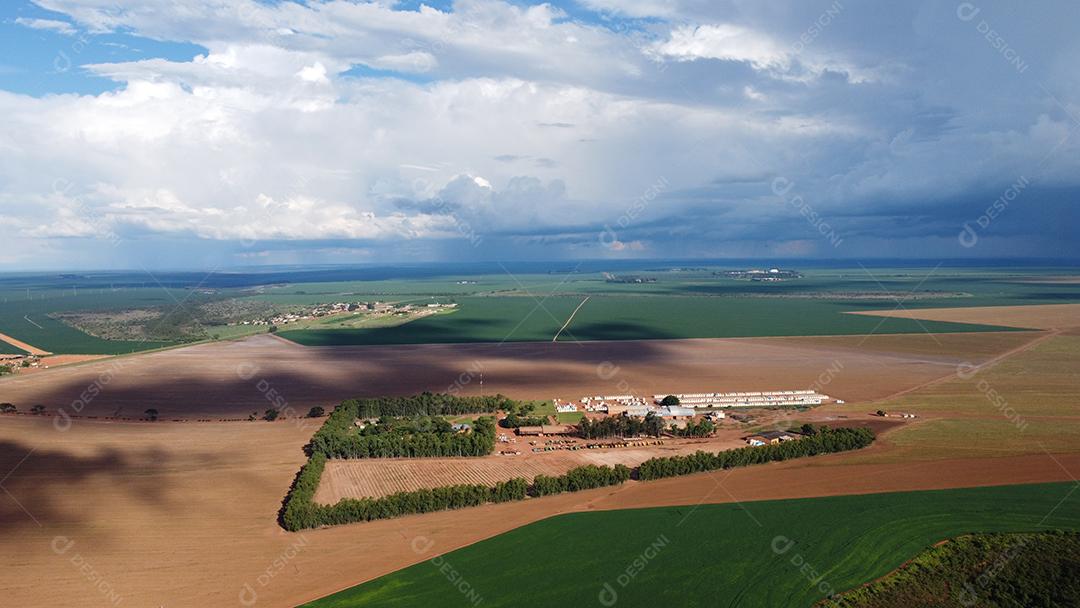 Linda vista aerea campo plantio agropecuaria paisagem céu nublado