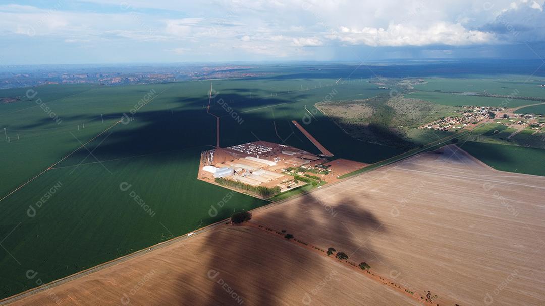 Linda vista aerea campo plantio agropecuaria paisagem céu nublado