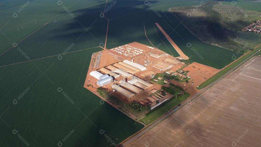 Linda vista aerea campo plantio agropecuaria paisagem céu nublado