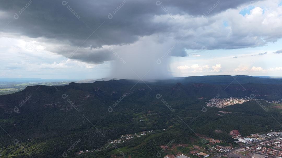 Linda vista aerea campo plantio agropecuaria paisagem céu nublado