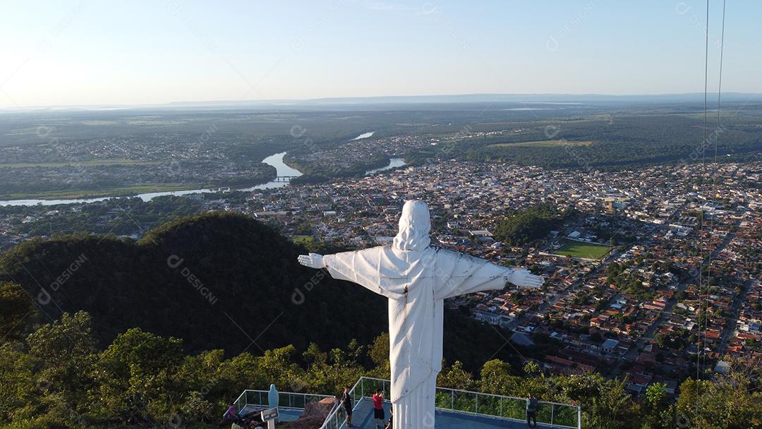 Estátua escultura cristo redentor vista aerea cidade