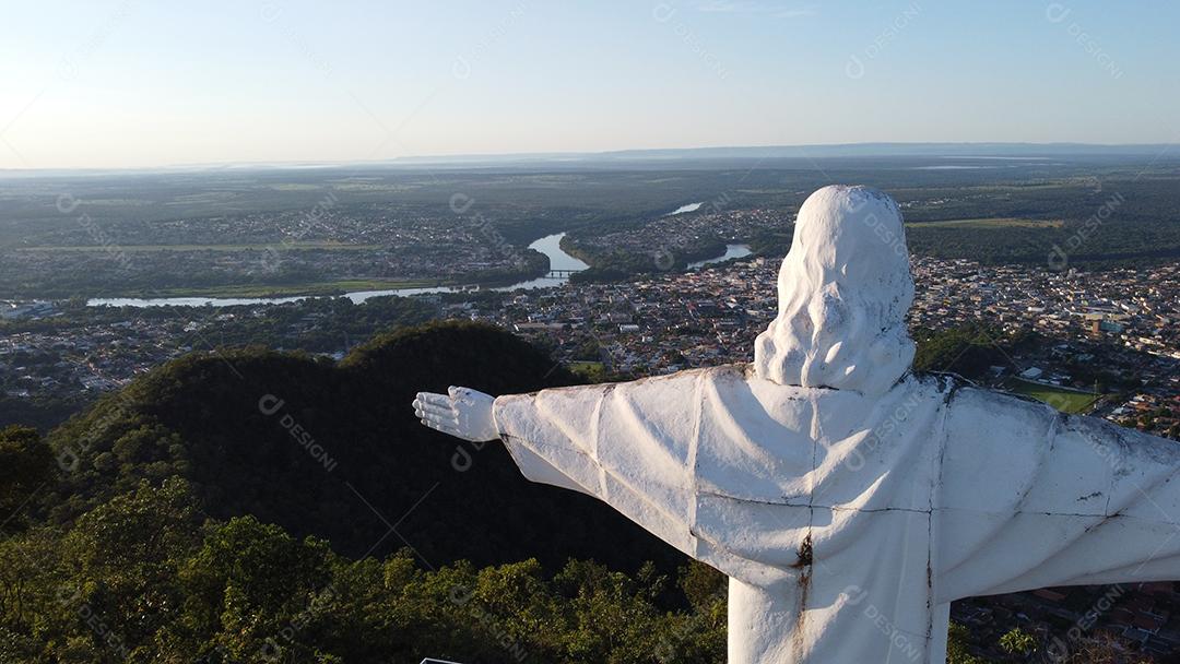 Estátua escultura cristo redentor vista aerea cidade