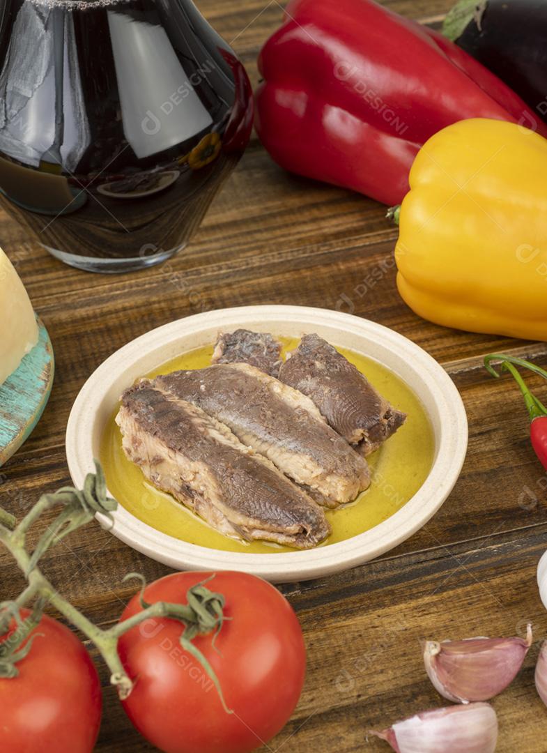 Peixe, azeite, vinho e legumes sobre a mesa de madeira. Mediterr