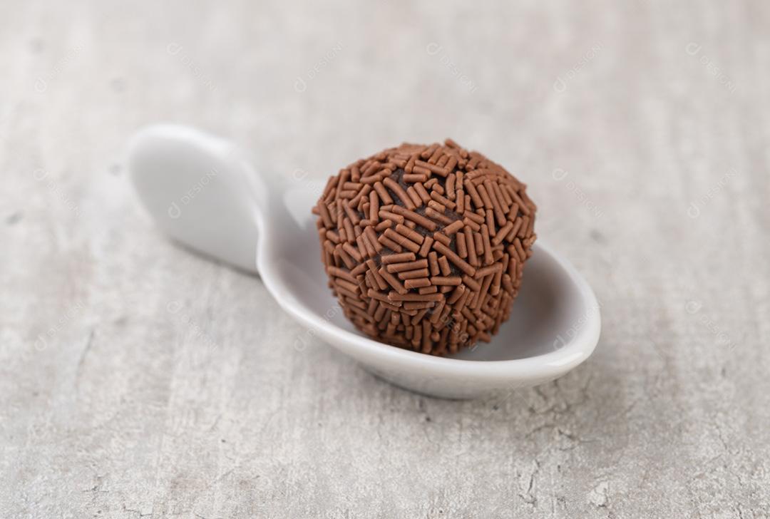 Brigadeiro de chocolate brasileiro típico em uma colher