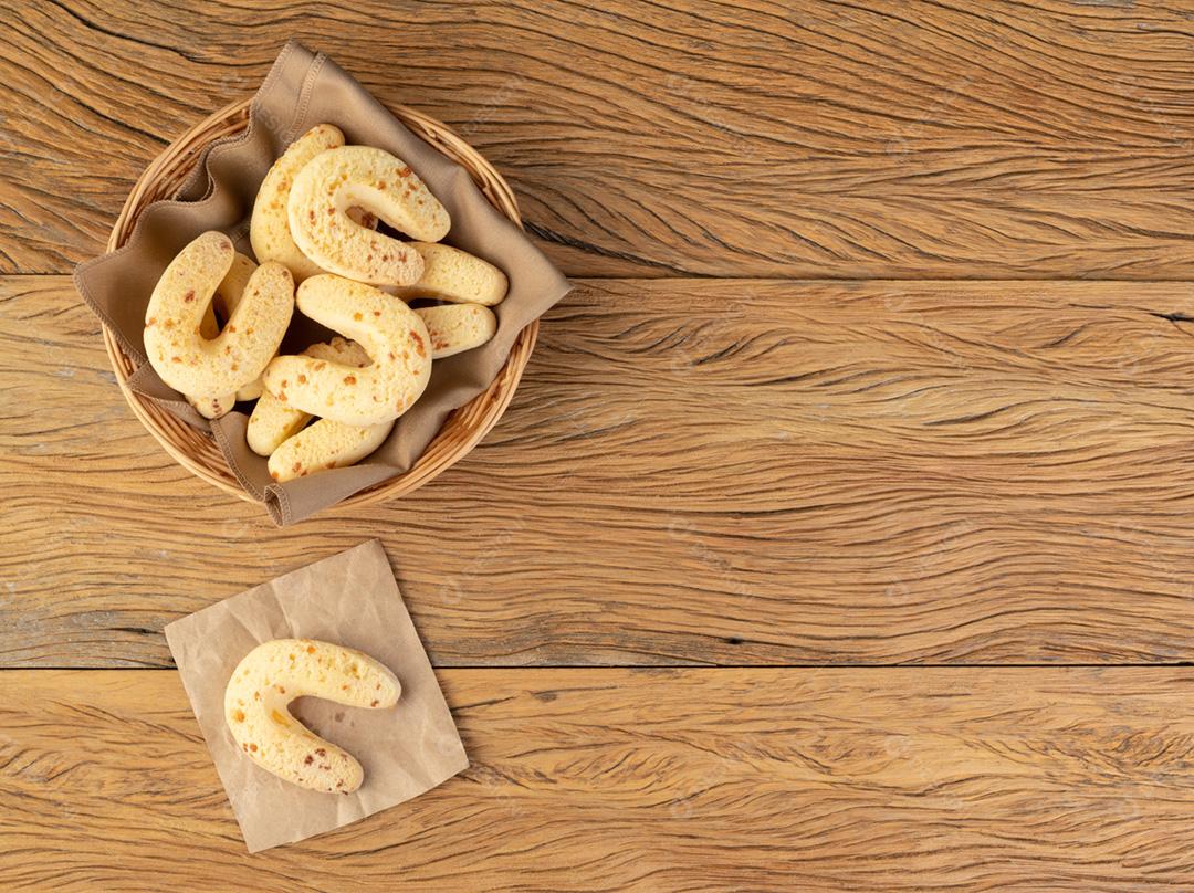 Chipas, pão de queijo típico sul-americano sobre mesa de madeira com