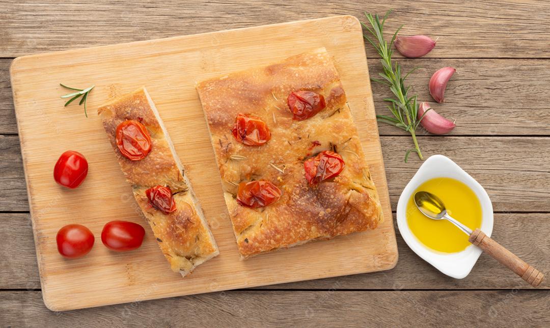 Focaccia caseira com tomate cereja, alho, azeite e ros