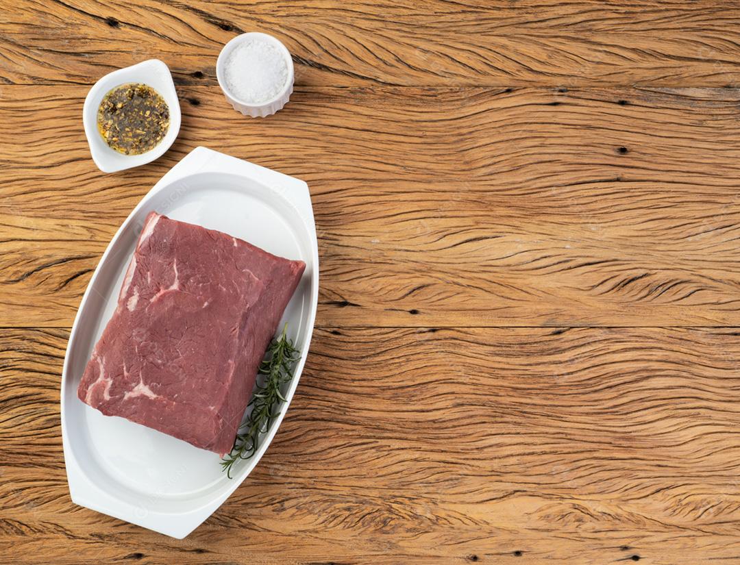 Carne de ancho crua, corte típico argentino, sobre placa branca com s