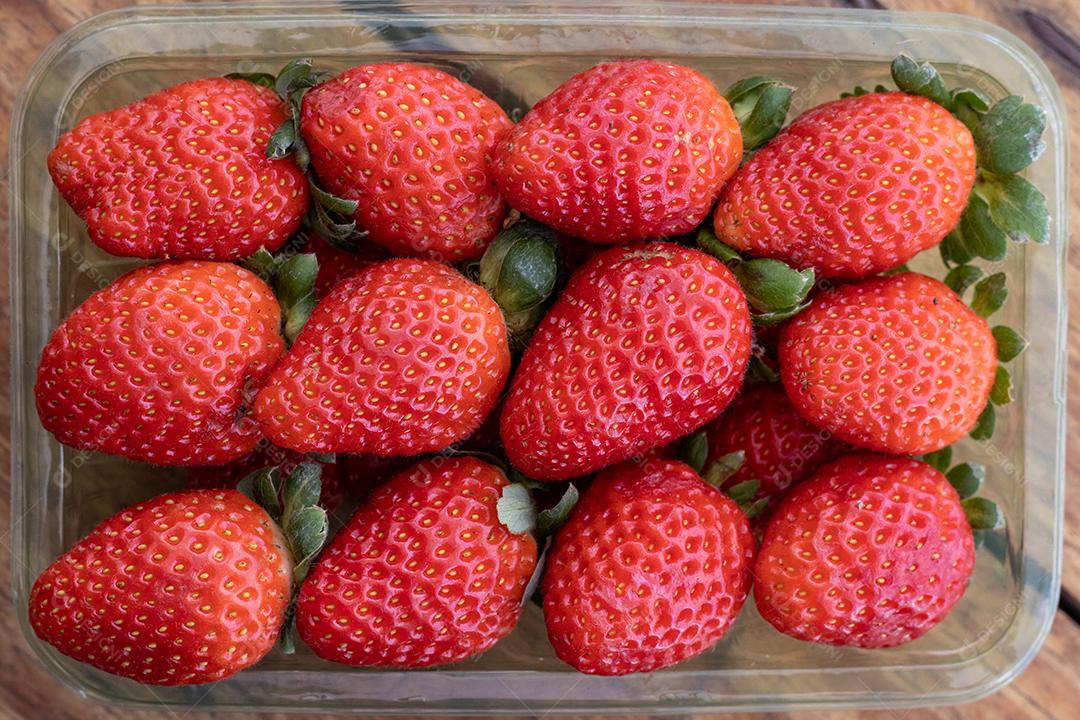 Forma cheia de morangos vermelho