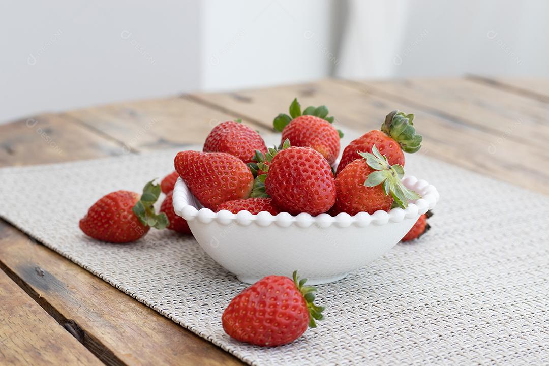 Tigela branca com vários morangos