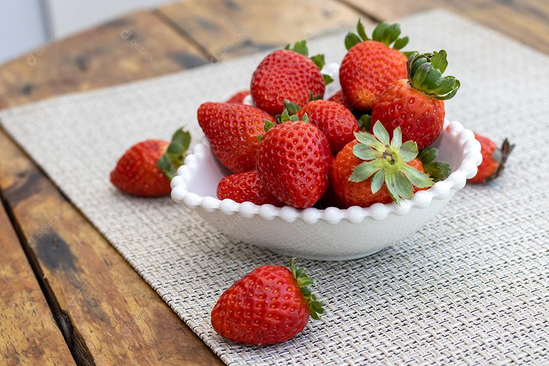 Tigela branca com vários morangos