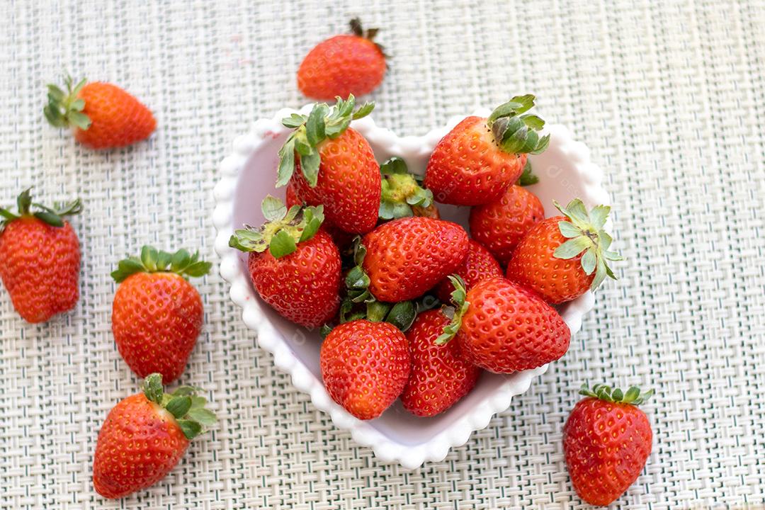 Bandeija de morango frutas comida sobre uma mesa de madeira