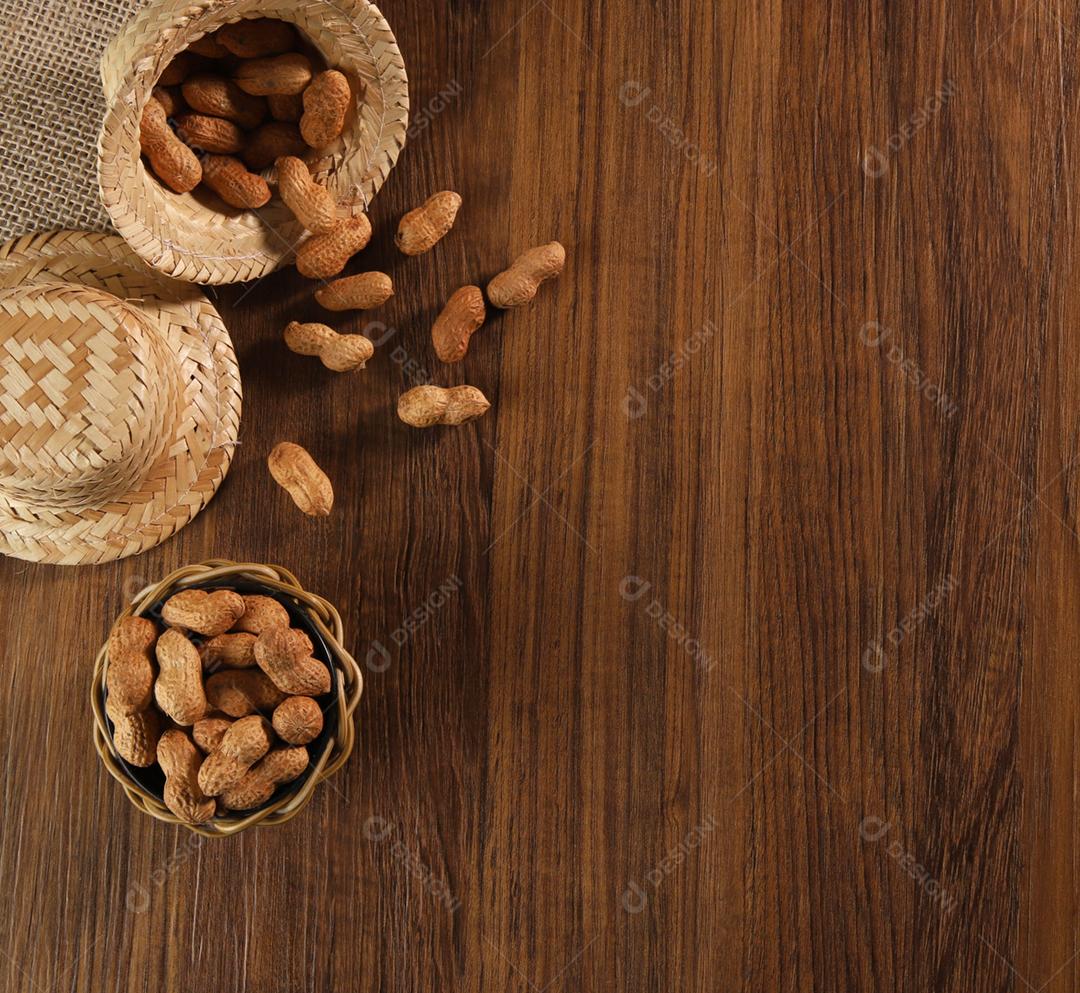 chapéus típicos da festa junina brasileira com amendoim