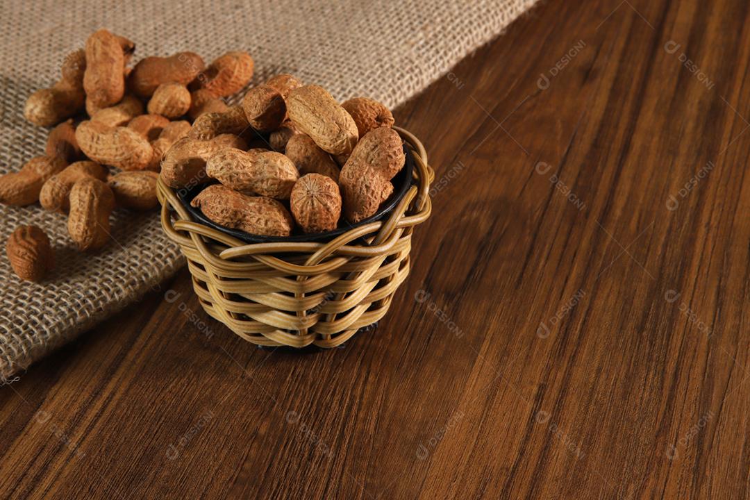 Composição de amendoim servindo para fazer óleo, manteiga de amendoim. Ótimo para