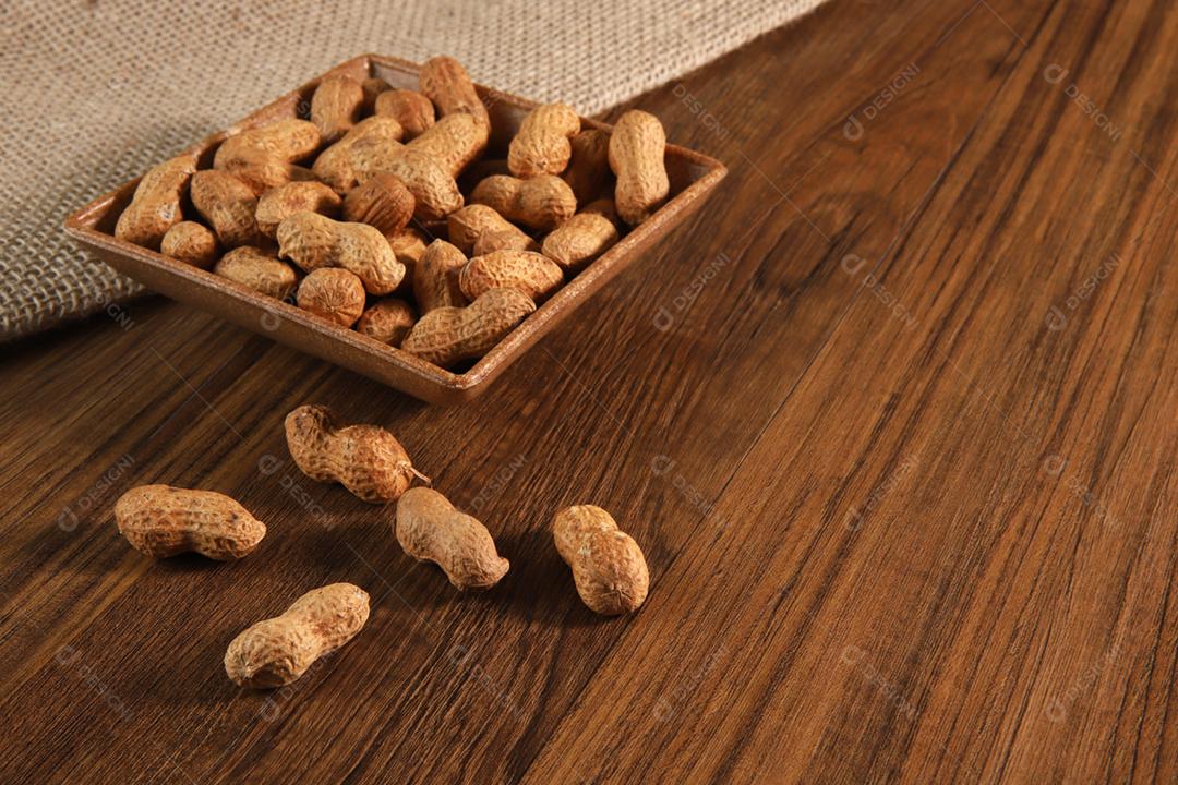 Composição de amendoim servindo para fazer óleo, manteiga de amendoim. Ótimo para