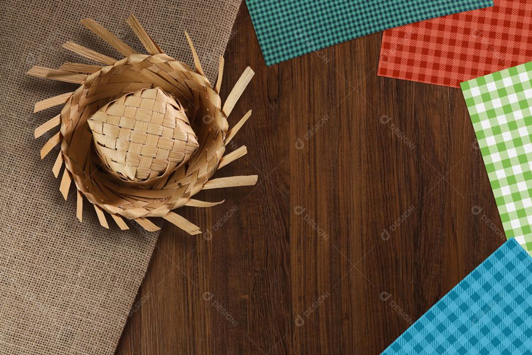 Chapéu da Festa Junina, típica festa brasileira em fundo de madeira