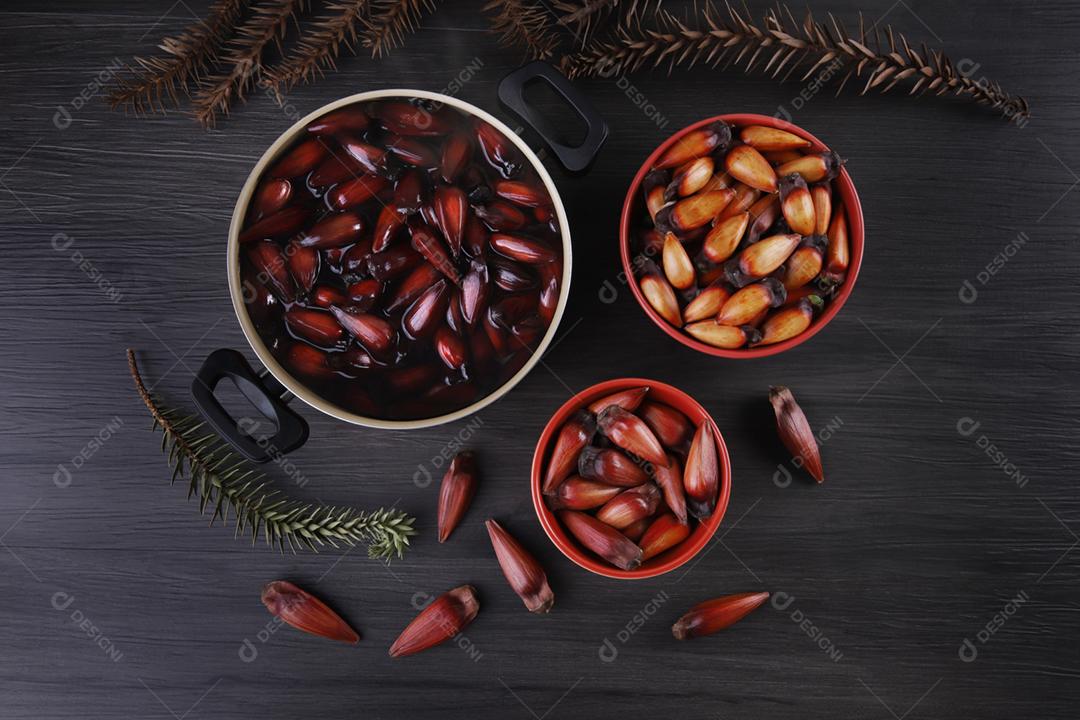 Sementes de araucária típicas usadas como condimento na culinária brasileira