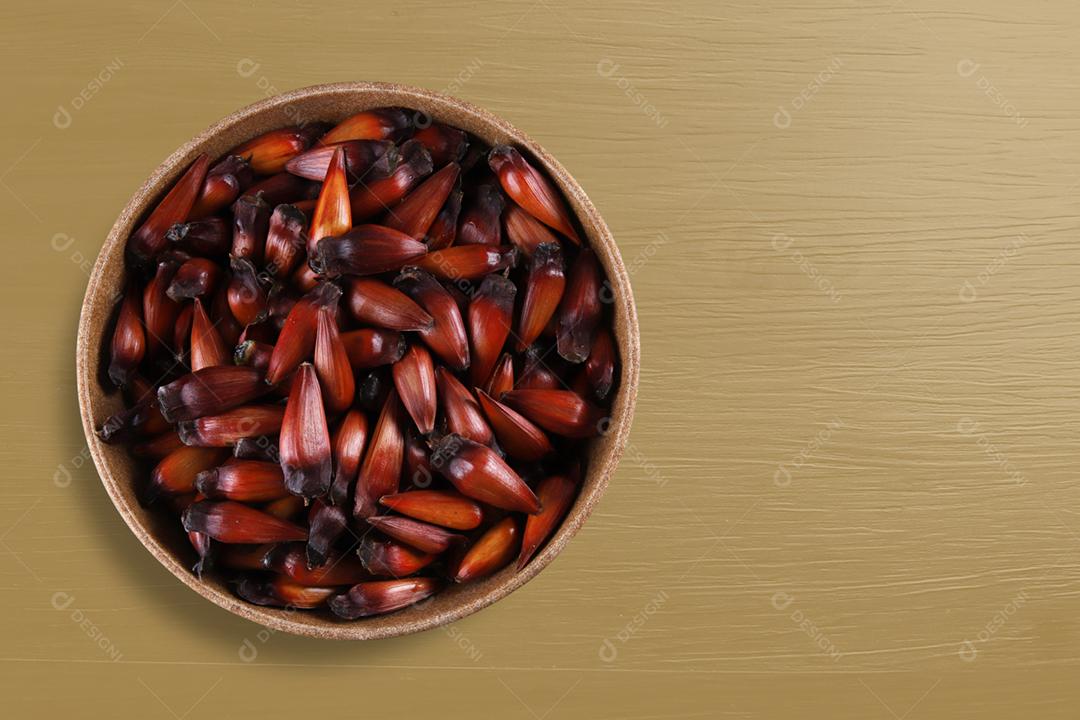 Pinhão, comida tradicional brasileira, semente de araucária. Vista superior ativada