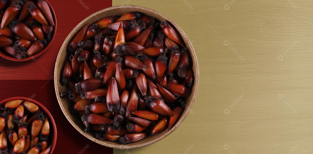 Pinhão, comida tradicional brasileira, semente de araucária. Vista superior ativada