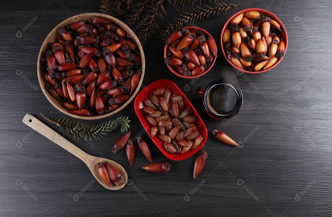 Sementes de araucária típicas usadas como condimento na culinária brasileira