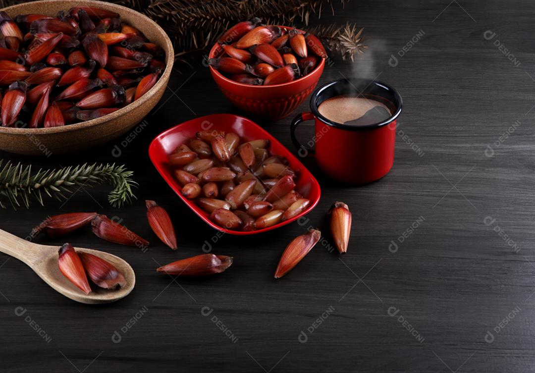 Sementes de araucária típicas usadas como condimento na culinária brasileira