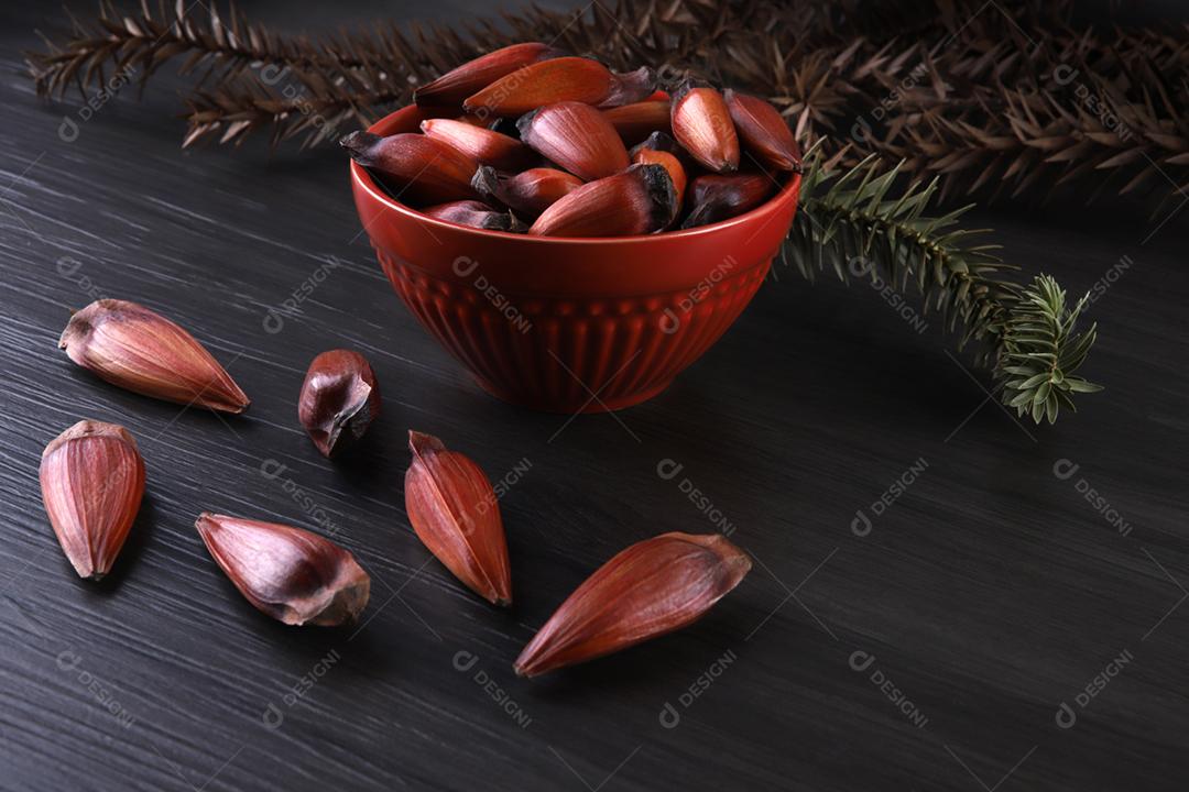 Sementes de araucária típicas usadas como condimento na culinária brasileira