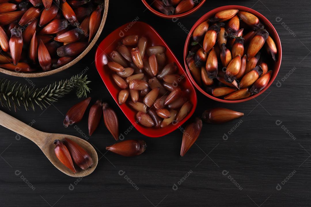 Sementes de araucária típicas usadas como condimento na culinária brasileira