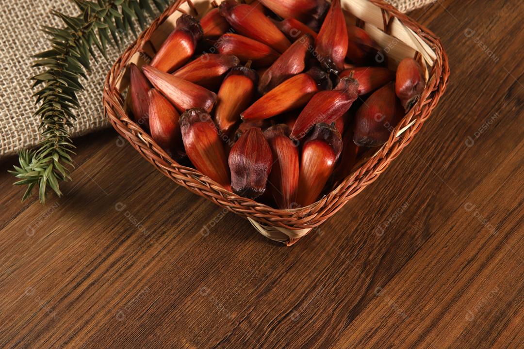 Pinhão, comida tradicional brasileira, semente de auraucária em b de madeira