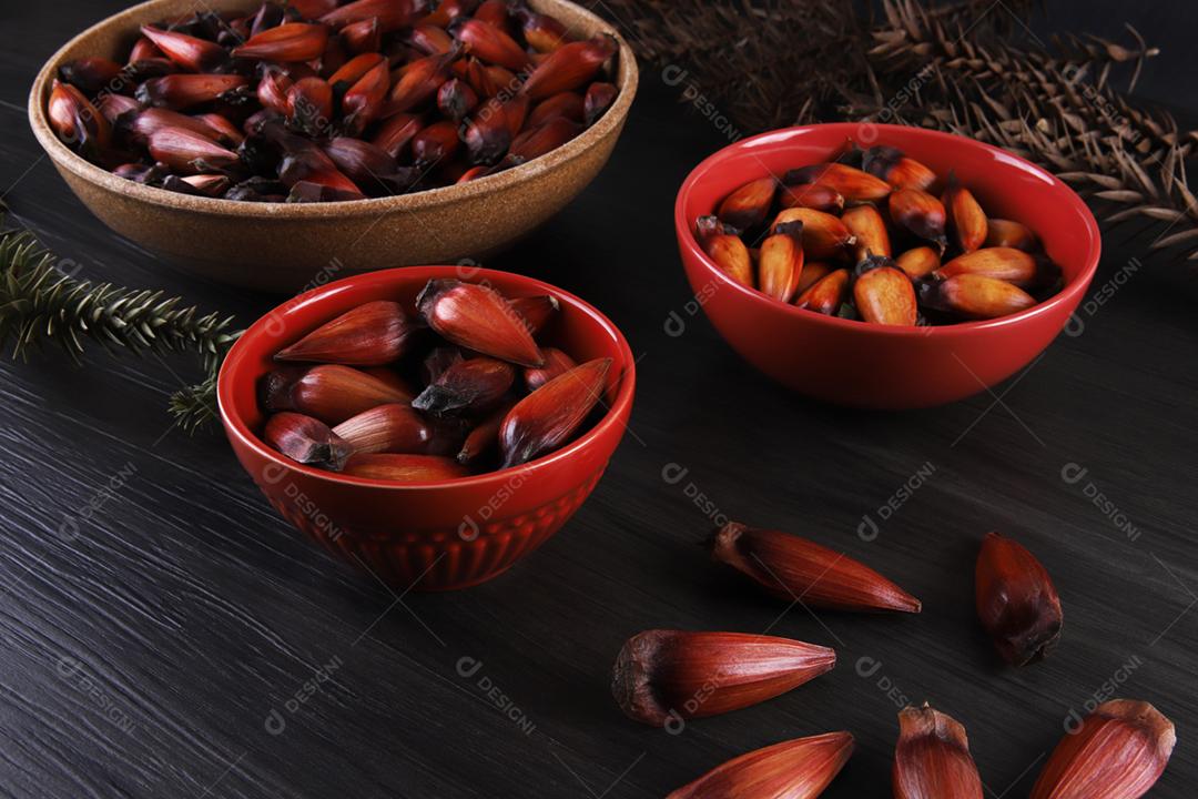 Sementes de araucária típicas usadas como condimento na culinária brasileira