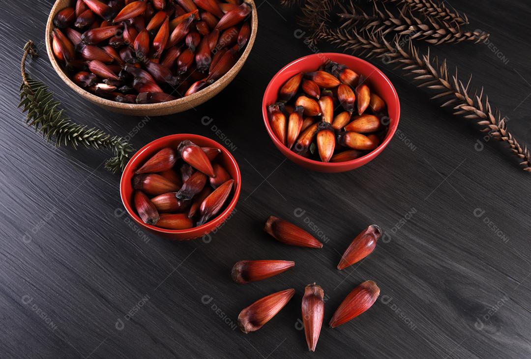 Sementes de araucária típicas usadas como condimento na culinária brasileira