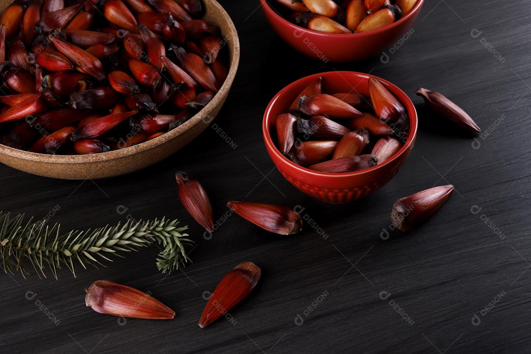 Sementes de araucária típicas usadas como condimento na culinária brasileira