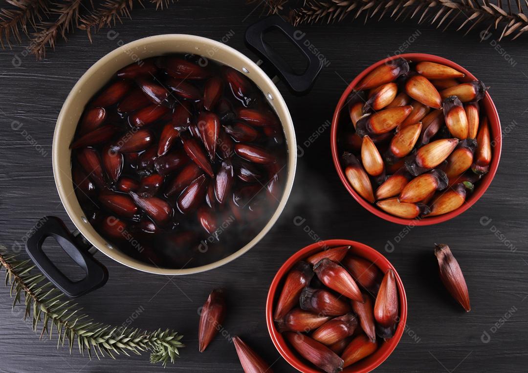 Sementes de araucária típicas usadas como condimento na culinária brasileira