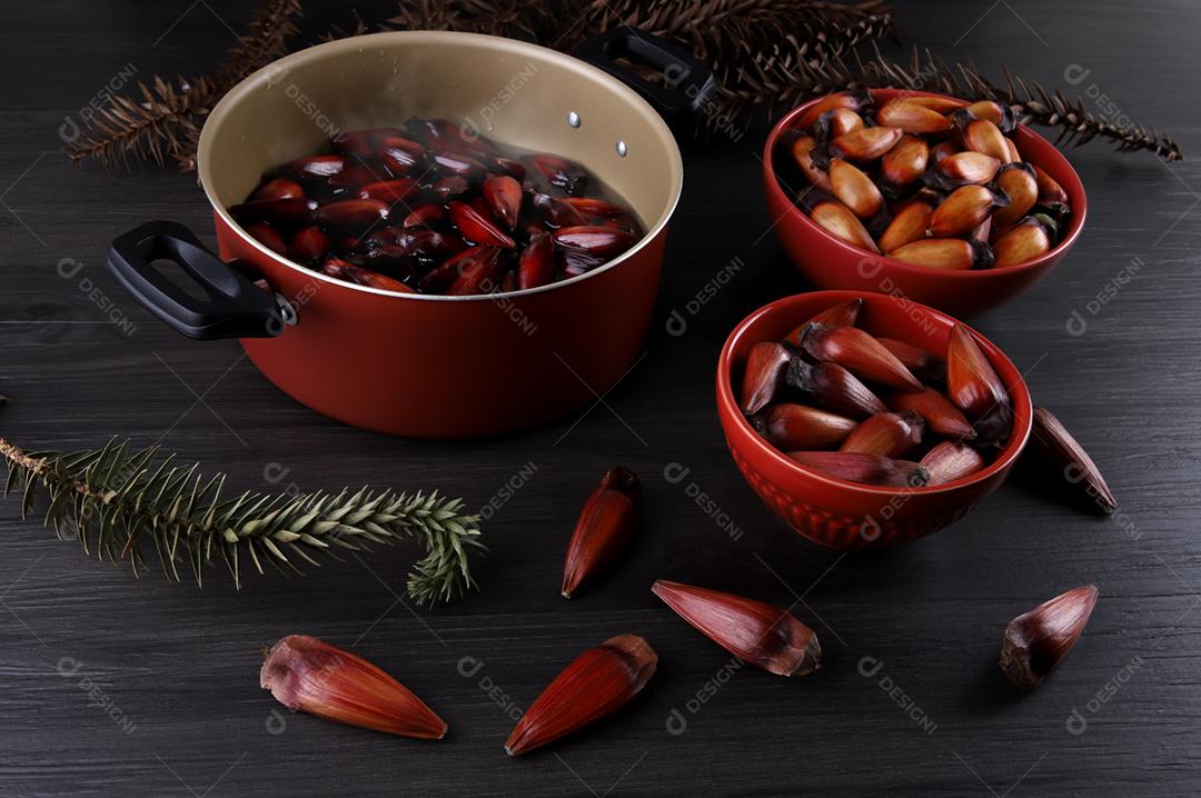 Sementes de araucária típicas usadas como condimento na culinária brasileira