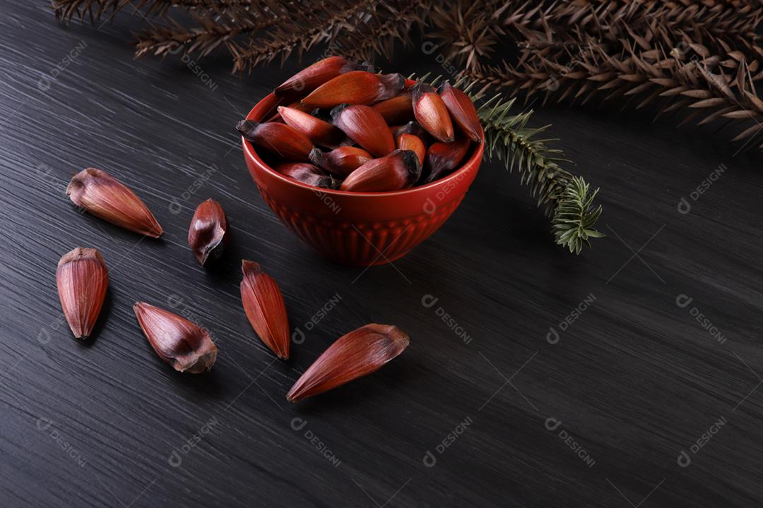 Sementes de araucária típicas usadas como condimento na culinária brasileira