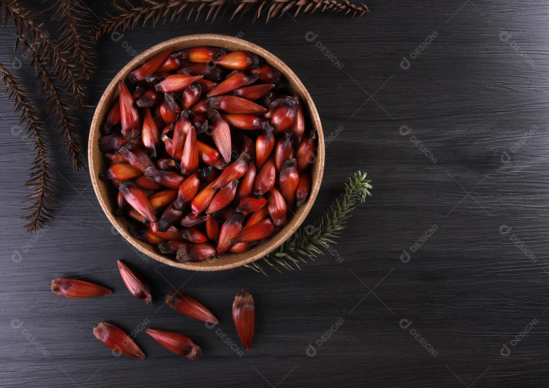 Sementes de araucária típicas usadas como condimento na culinária brasileira