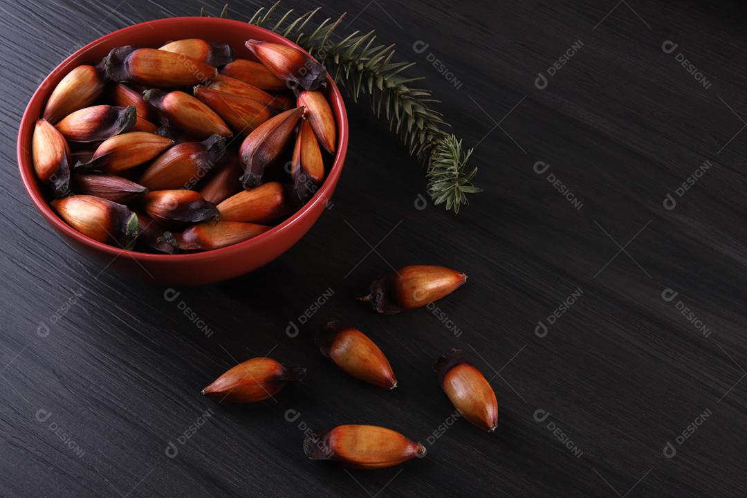 Sementes de araucária típicas usadas como condimento na culinária brasileira