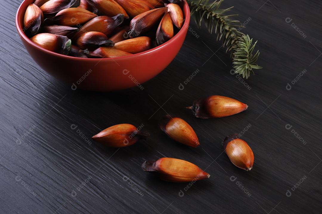 Sementes de araucária típicas usadas como condimento na culinária brasileira