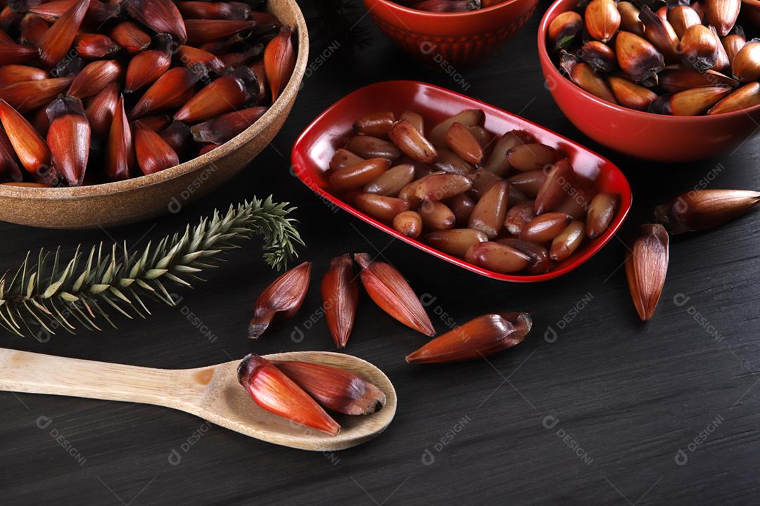 Sementes de araucária típicas usadas como condimento na culinária brasileira