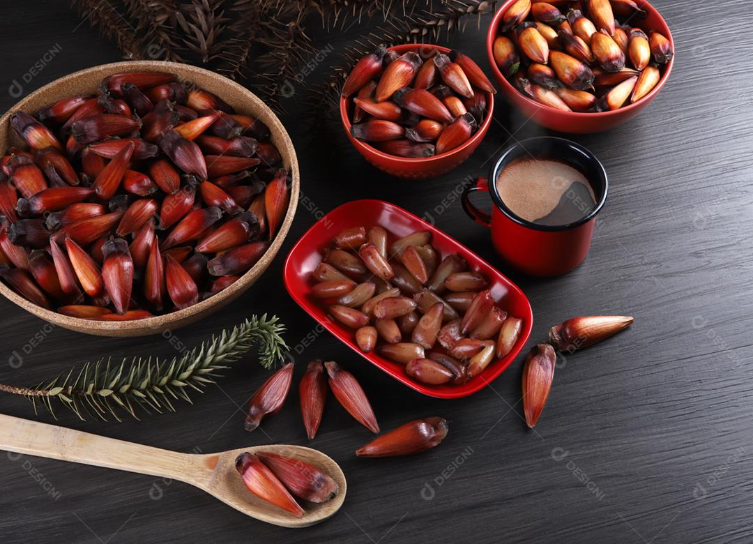 Sementes de araucária típicas usadas como condimento na culinária brasileira