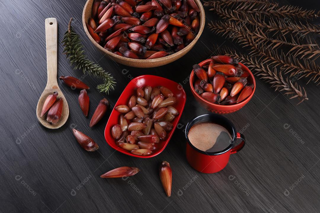 Sementes de araucária típicas usadas como condimento na culinária brasileira