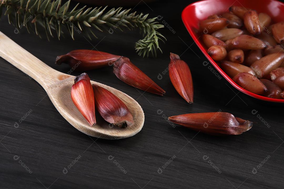 Sementes de araucária típicas usadas como condimento na culinária brasileira