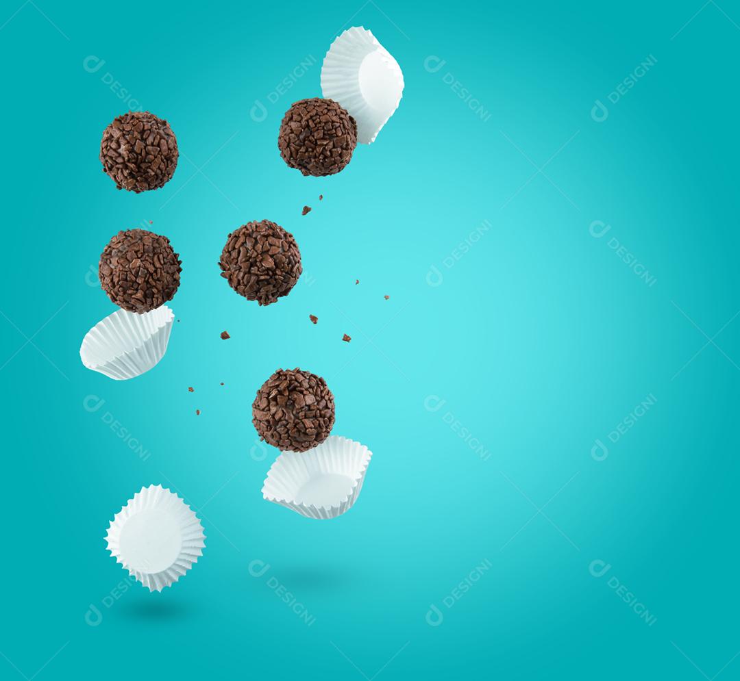 Brigadeiro (Brigadeiro), um doce de chocolate brasileiro. Tradição