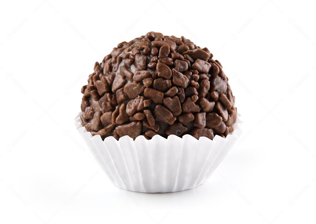 Brigadeiro, doce de chocolate artesanal isolado no fundo branco