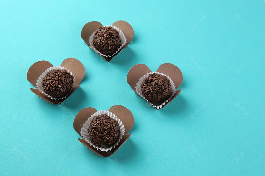 Brigadeiro, doce de chocolate artesanal sobre fundo azul