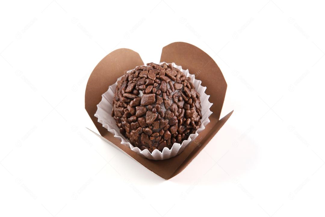 Brigadeiro - doce brasileiro isolado no fundo branco
