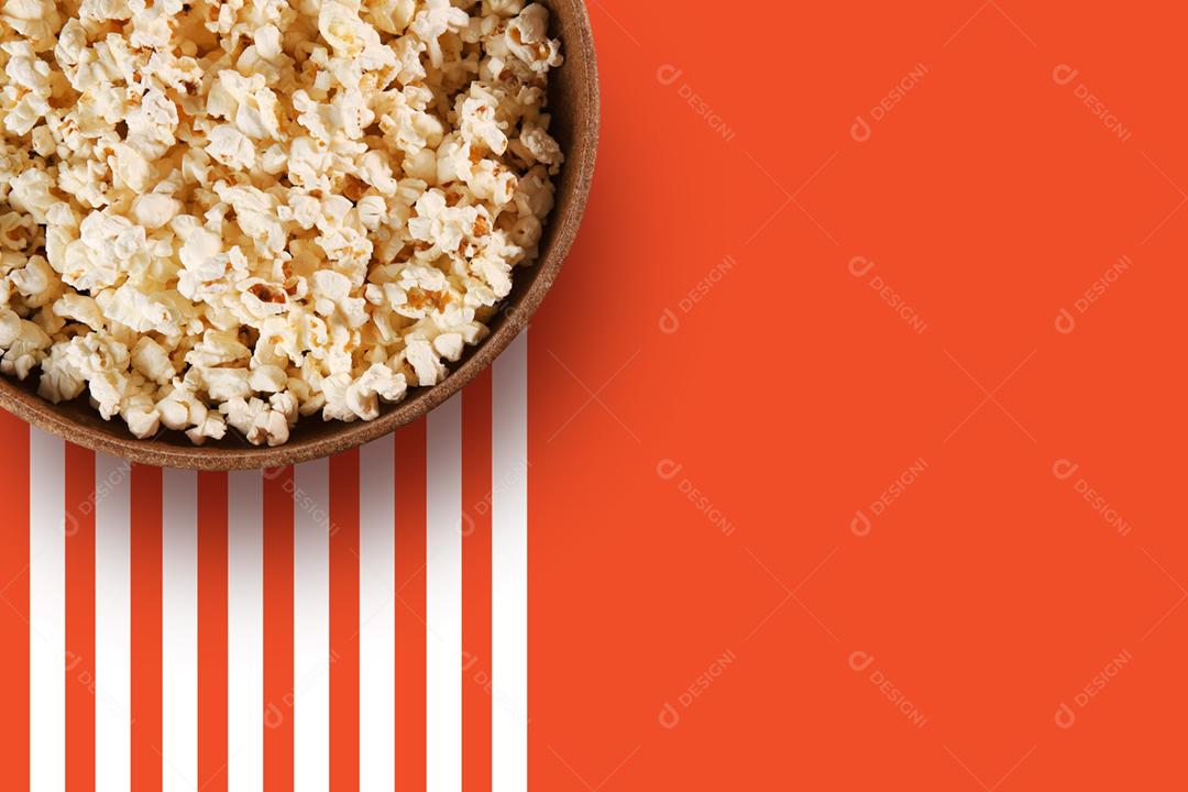 Tigela de pipoca no fundo vermelho