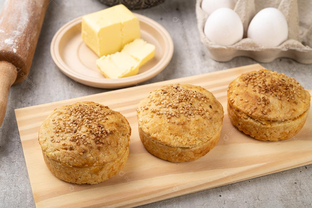 Tortas caseiras sobre placa de madeira com ingredientes