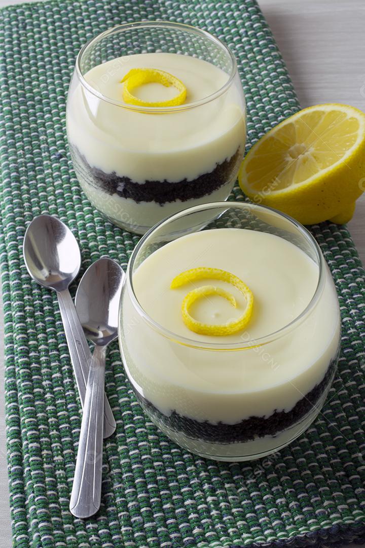 Creme de limão siciliano e biscoitos verrine.